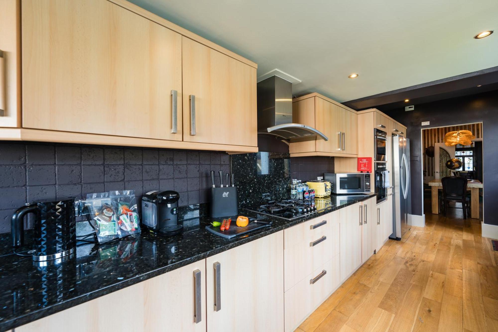 City Retreat, Spacious 4 Bed House, Games Room, Parking, Hot Tub & Bbq คาร์ดิฟฟ์ ภายนอก รูปภาพ